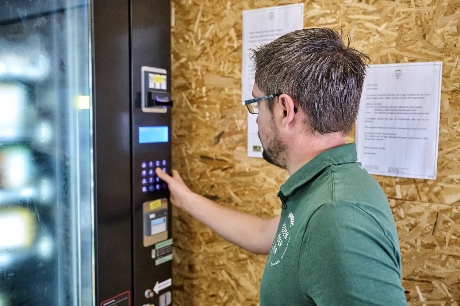 Sieben Äcker Hof – ein Mann benutzt einen Code am Schloss